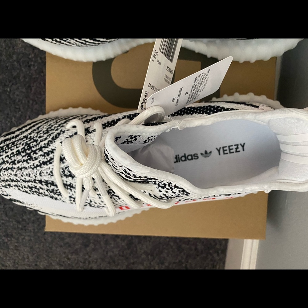 **SOLD*YEEZY BOOST 350 V2 WHITE / CORE BLACK / RED - Picture 4 of 8